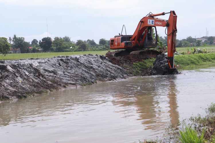 Pemerintah Kabupaten Bekasi mempercepat perbaikan tanggul irigasi yang jebol di Kampung Babakan Kongsi, Desa Sumberurip, Kecamatan Pebayuran. Langkah ini dilakukan untuk memastikan infrastruktur irigasi kembali berfungsi dengan baik dan mencegah potensi kerusakan lebih lanjut