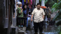 Presiden Prabowo Subianto mengunjungi warga terdampak banjir di Desa Buni Bakti, Kecamatan Babelan, Kabupaten Bekasi, pada Sabtu (08/03). Dalam kunjungannya, Prabowo menyusuri pemukiman yang masih tergenang air dan berinteraksi langsung dengan warga. Foto: Instagram @Prabowo