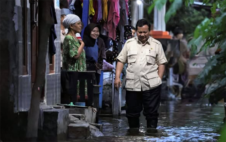 Presiden Prabowo Subianto mengunjungi warga terdampak banjir di Desa Buni Bakti, Kecamatan Babelan, Kabupaten Bekasi, pada Sabtu (08/03). Dalam kunjungannya, Prabowo menyusuri pemukiman yang masih tergenang air dan berinteraksi langsung dengan warga. Foto: Instagram @Prabowo