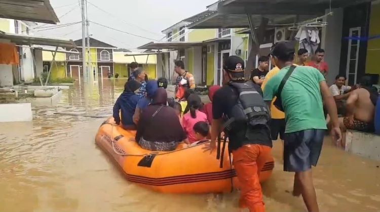 Hingga Selasa (04/03) siang proses evakuasi di Perumahan Arthera Hills Serang Baru masih berlangsung dengan prioritas diberikan kepada ibu-ibu, lansia, anak-anak, dan balita.