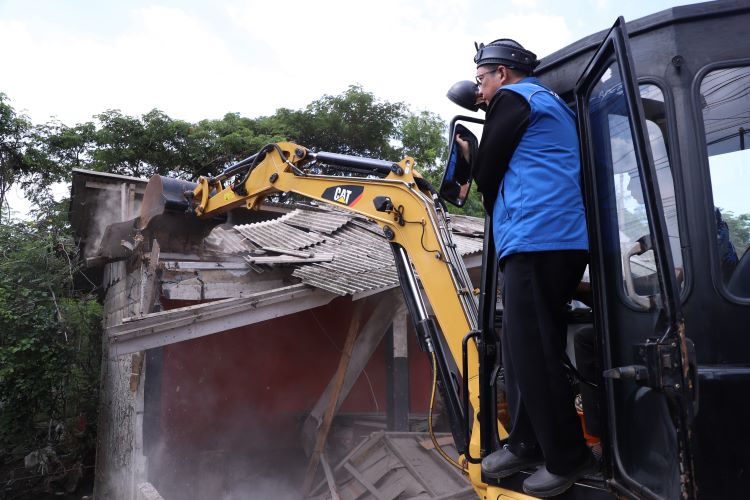 Pemerintah Kabupaten Bekasi melakukan pembongkaran terhadap ratusan bangunan liar yang berdiri di sepanjang bantaran Kali Sepak, Desa Srijaya, Kecamatan Tambun Utara. Langkah ini merupakan bagian dari upaya normalisasi sungai guna mengurangi risiko banjir yang kerap melanda wilayah tersebut.