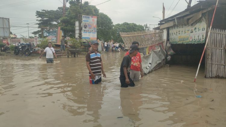 Banjir yang terjadi di Kecamatan Tambun Utara mengakibatkan ribuan rumah terendam, akses jalan utama terputus, serta mengganggu aktivitas masyarakat. Kantor Kecamatan Tambun Utara pun turut terdampak dengan ketinggian air mencapai paha orang dewasa.