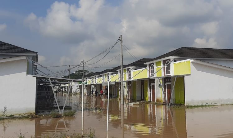 Banjir di Perumahan The Arthera Hill Desa Jayasampurna, Kecamatan Serang Baru, Kabupaten Bekasi.