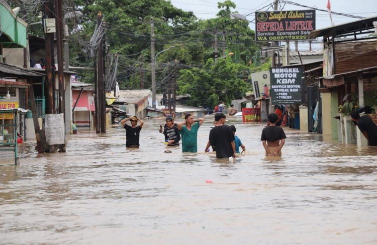 - Pemerintah Kabupaten Bekasi resmi meningkatkan status kebencanaan dari siaga menjadi tanggap darurat bencana hidrometeorologi. Keputusan ini berlaku mulai 5 Maret hingga 18 Maret 2025, sebagai respons atas meluasnya dampak bencana di wilayah tersebut.