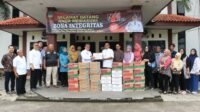 Dinas Komunikasi, Informatika, Statistik, dan Persandian (Diskominfosantik) Kabupaten Bekasi menyalurkan bantuan bagi masyarakat terdampak banjir di Kecamatan Cibarusah pada Jumat (07/03). Langkah ini merupakan bagian dari aksi tanggap darurat yang telah ditetapkan oleh Pemerintah Kabupaten Bekasi