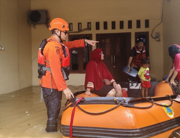 Badan Penanggulangan Bencana Daerah (BPBD) Kabupaten Bekasi mencatat hingga Selasa (11/03) pagi banjir masih menggenangi dua kecamatan di wilayah Kabupaten Bekasi. Dari total 14 kecamatan yang terdampak banjir pekan lalu, saat ini titik banjir tersisa di Kecamatan Babelan dan Tarumajaya.