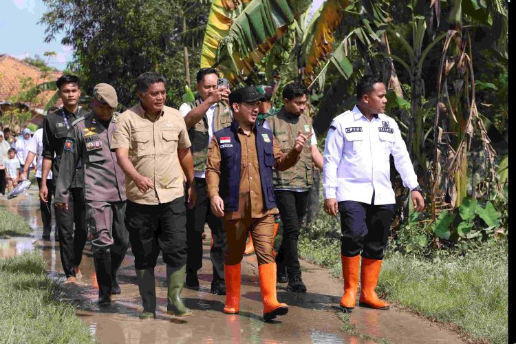 Bupati Bekasi Ade Kuswara Kunang saat meninjau permukiman warga yang terendam banjir akibat luapan Kali Cibeet di Kampung Ranca Iga, Desa Cipayung, Kecamatan Cikarang Timur, Rabu (05/03).