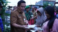 Sekda Kabupaten Bekasi, Dedy Supriyadi didampingi Kalak BPBD, Muchlis memberikan bantuan kepada warga di Kampung Tambun Inpres RT 18/10 Desa Buni Bakti Kecamatan Babelan pada Senin (10/03)