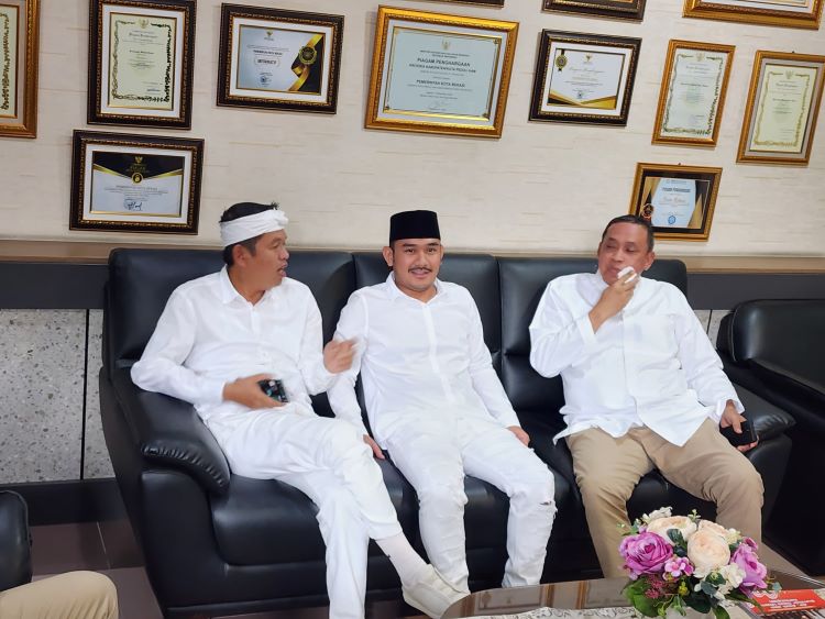 Bupati Bekasi, Ade Kuswara Kunang melakukan pertemuan dengan Gubernur Jawa Barat, Dedy Mulyadi dan beberapa kepala daerah lainnya untuk membahas langkah-langkah strategis dalam menanggulangi permasalahan banjir di Kabupaten Bekasi, termasuk di sepanjang aliran Kali Cikeas, Kali Cileungsi, dan Kali Bekasi.