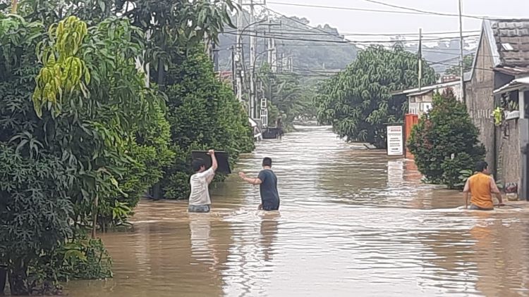 Banjir di Perumahan Villa Lestari Desa Jayasampurna, Kecamatan Serang Baru. Warga bergotong royong evakuasi peralatan elektronik dari ancaman banjir.