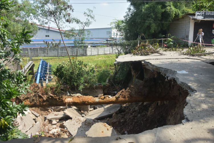 Hujan deras yang mengguyur wilayah Kabupaten Bekasi sejak Senin malam (03/03) membuat akses jalan utama Kampung Babakan, Desa Jatiwangi, Kecamatan Cikarang Barat putus total.  Kejadian ini terjadi akibat amblasnya saluran air atau gorong-gorong di depan Pintu 1 Taman Limo pada Selasa (04/03) pagi.