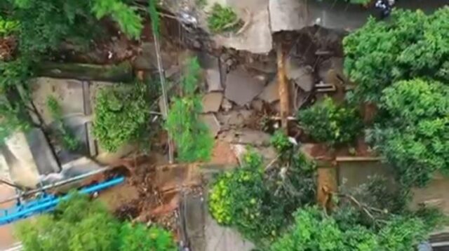 Hujan deras yang mengguyur wilayah Kabupaten Bekasi sejak Senin malam (03/03) membuat akses jalan utama Kampung Babakan, Desa Jatiwangi, Kecamatan Cikarang Barat putus total.  Kejadian ini terjadi akibat amblasnya saluran air atau gorong-gorong di depan Pintu 1 Taman Limo.