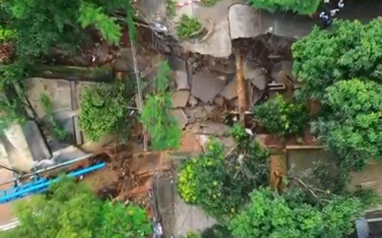 Hujan deras yang mengguyur wilayah Kabupaten Bekasi sejak Senin malam (03/03) membuat akses jalan utama Kampung Babakan, Desa Jatiwangi, Kecamatan Cikarang Barat putus total.  Kejadian ini terjadi akibat amblasnya saluran air atau gorong-gorong di depan Pintu 1 Taman Limo.