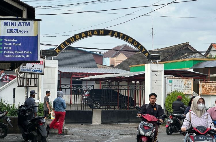 Pemerintah Kabupaten Bekasi tengah merelokasi kantor Kelurahan Jatimulya yang berlokasi di Jalan Toyogiri Selatan ke area fasilitas sosial dan fasilitas umum (fasos dan fasum) di Perumahan Jatimulya.