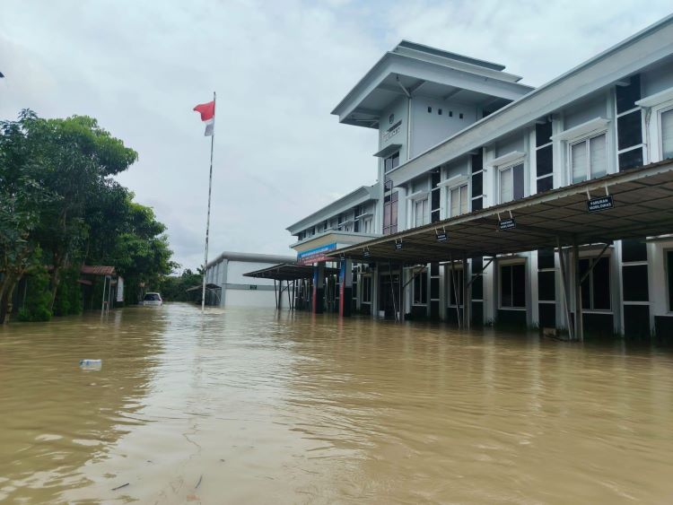 Lembaga Pemasyarakatan (Lapas) Cikarang yang berlokasi di Desa Pasirtanjung, Kecamatan Cikarang Pusat, Kabupaten Bekasi, terendam banjir akibat luapan Kali Cibeet pada Selasa (04/03).