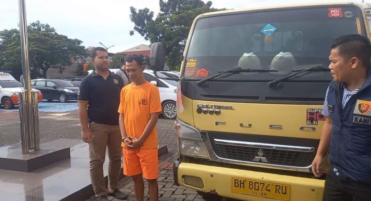 Seorang pria berinisial FI (40) ditangkap polisi setelah nekat mencuri sebuah truk milik mantan majikannya di kawasan Serang Baru, Kabupaten Bekasi.