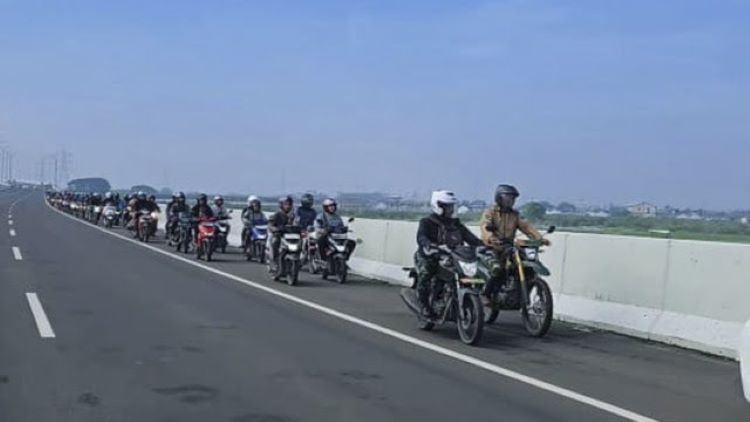 Ratusan sepeda motor memasuki Gerbang Tol (GT) Gabus menuju ruas Jalan Tol Cibitung - Cilincing arah Jakarta, Rabu (05/02).