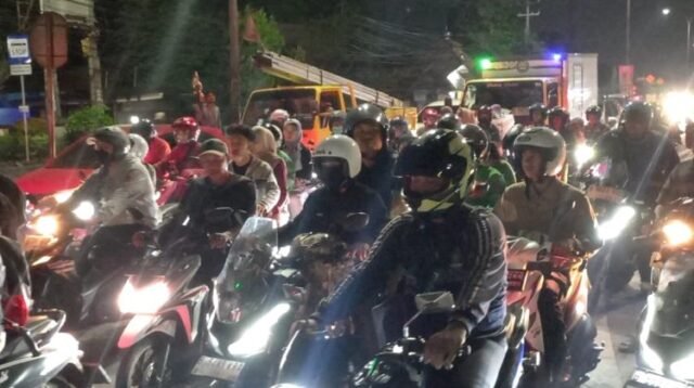 Memasuki H-6 Hari Raya Idul Fitri 1446 H, arus mudik mulai terlihat di jalur Pantura Kabupaten Bekasi. Pada Senin (24/03) malam, jalur yang menghubungkan antara Kota Bekasi dengan Kabupaten Karawang ini mulai dipadati pemudik, khususnya pengguna kendaraan roda dua.