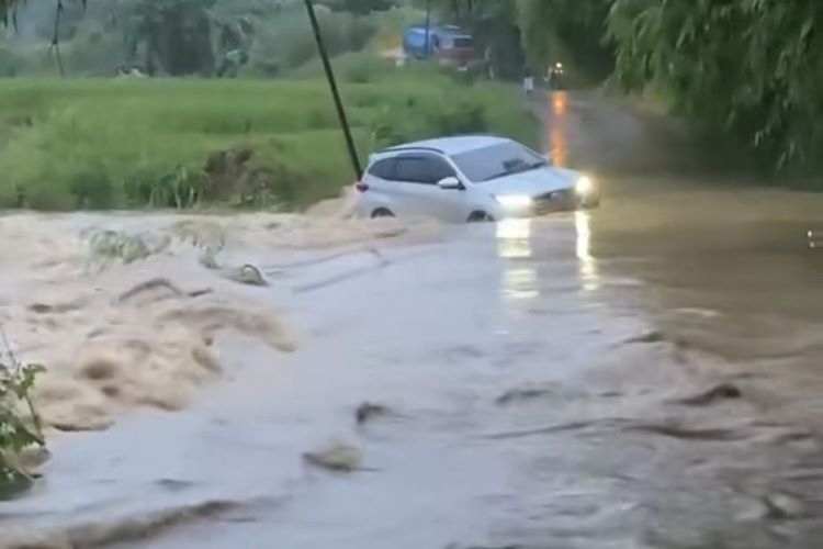 Sebuah mobil Toyota Rush berwarna silver dengan nomor polisi B 2814 BRW terseret arus banjir di Jalan Kertarahayu-Bondol, Kampung Nawit, Desa Kertarahayu, Kecamatan Setu, Kabupaten Bekasi, Selasa (04/03) pagi. Peristiwa ini terjadi sekitar pukul 05.30 WIB ketika pengemudi nekat menerobos banjir yang merupakan luapan dari Kali Cikarang.