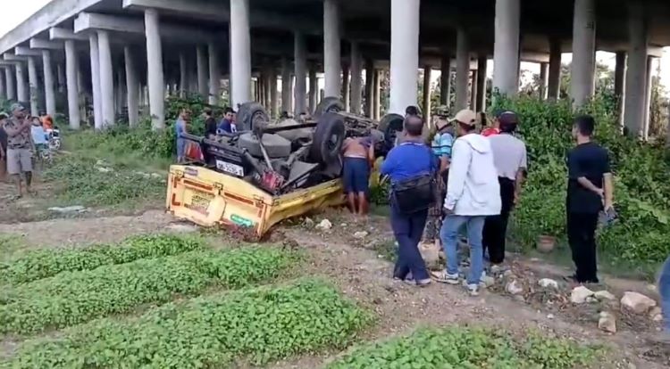 Sebuah truk engkel mengalami kecelakaan tunggal hingga terjun dari jalan layang tol Cibitung-Cilincing di KM 95.800 B, Desa Muarabakti, Kecamatan Babelan, Kabupaten Bekasi, Jawa Barat, pada Selasa (11/03) sore