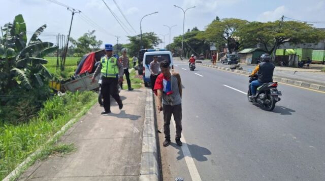 Sebuah truk tronton terlibat kecelakaan dengan sepeda motor di Kecamatan Kedungwaringin, Kabupaten Bekas pada Rabu (09/04) pagi. Insiden ini terjadi sekitar pukul 09.00 WIB di Jalan Raya Rengas Bandung, tepatnya di Kp. Cibuntu 01/01, Desa Waringinjaya.
