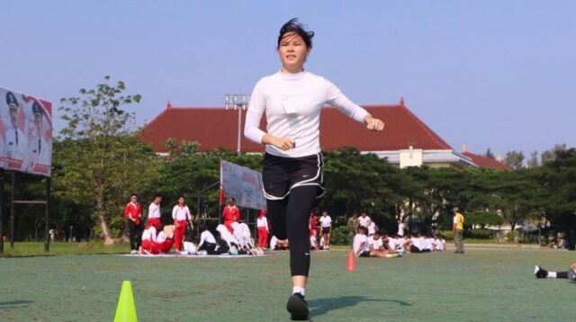 Salah seorang pelajar Sekolah Menengah Atas (SMA) di Kabupaten Bekasi saat mengikuti rangkaian seleksi calon Pasukan Pengibar Bendera Pusaka (Paskibraka) 2025.
