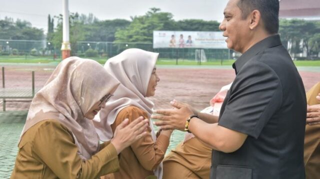 Wakil Bupati Bekasi, Asep Surya Atmaja saat memimpin apel pagi dan halalbilahal pasca cuti libur lebaran 2025 yang berlangsung di Plaza Pemda Komplek Pemkab Bekasi, Cikarang Pusat, Kabupaten Bekasi pada Selasa (08/04).