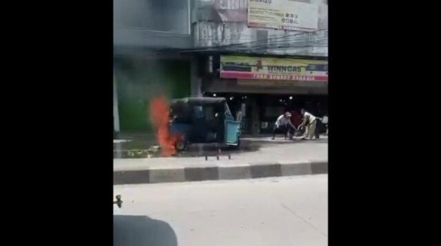 Sebuah bajaj yang dikendarai oleh pemudik mengalami kebakaran di Jalan Pantura, Kabupaten Bekasi dekat Pos Pengamanan (PAM) SGC  pada Minggu (06/04). Insiden ini sempat menjadi perhatian publik dan viral di media sosial.