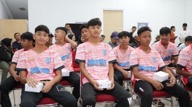 Tim sepakbola U-15 Kabupaten Bekasi telah diberangkan untuk mengikuti Turnamen Bangga Merah Putih (Barati) Cup Internasional East Java 2025