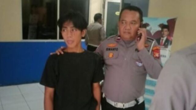 Seorang pria berinisial D (20) yang bekerja sebagai pencuci mobil di pool bus Sinarjaya, berhasil diamankan oleh pihak kepolisian setelah viral melakukan aksi ugal-ugalan dengan mengemudikan bus dan menabrak sejumlah kendaraan di wilayah Kecamatan Cikarang Barat, Kabupaten Bekasi pada Senin (14/04) kemarin.