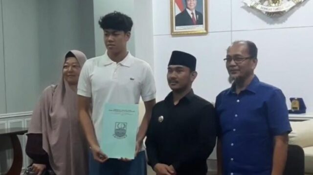 Bupati Bekasi Ade Kuswara Kunang menyerahkan Kartu Kelurag dan KTP pada kiper Timnas U-17 Dafa Al Gasemi di Gedung DPRD Kabupaten Bekasi, Rabu (23/04)