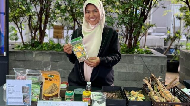 Di tengah krisis lingkungan dan minimnya perhatian terhadap pengelolaan sampah, Ema Suranta muncul sebagai sosok inspiratif yang menghidupkan semangat Kartini masa kini. Dengan tekad dan semangat yang membara, Ema berhasil mengubah tumpukan sampah menjadi sumber harapan bagi lingkungan, masyarakat, dan masa depan.