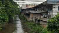 Pabrik pipa di Kelurahan Jatimulya, Kecamatan Tambun Selatan berdiri kokoh di daerah sempadan sungai.