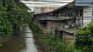 Pabrik pipa di Kelurahan Jatimulya, Kecamatan Tambun Selatan berdiri kokoh di daerah sempadan sungai.