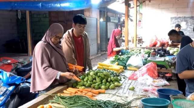Harga komoditas sayur mayur di sejumlah pasar tradisional di Kabupaten Bekasi masih menunjukkan tren kenaikan yang signifikan pasca Lebaran. Kenaikan harga ini bahkan mencapai hingga 100 persen, membuat para pedagang dan pembeli mengeluhkan kondisi tersebut.