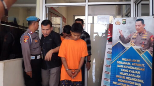 Jajaran Unit Reskrim Polsek Cikarang Barat berhasil menangkap lima dari tujuh anggota sindikat spesialis pencurian rumah kosong di di Kampung Selang Cironggeng, Desa Wanajaya, Kecamatan Cibitung, Kabupaten Bekasi.