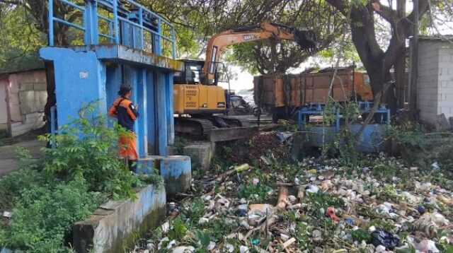 Pengangkutan sampah di Pintu Air saluran irigasi Desa Sukamurni, Kecamatan Sukakarya dilakukan dengan menggunakan satu unit alat berat berupa escavator