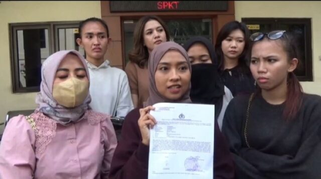 Para korban penipuan arisan online dan investasi bodong di Cikarang mengadakan sayembara terbuka dengan hadiah uang tunai sebesar Rp 30 juta bagi siapa saja yang dapat menemukan MA, terduga pelaku penipuan yang saat ini menghilang.