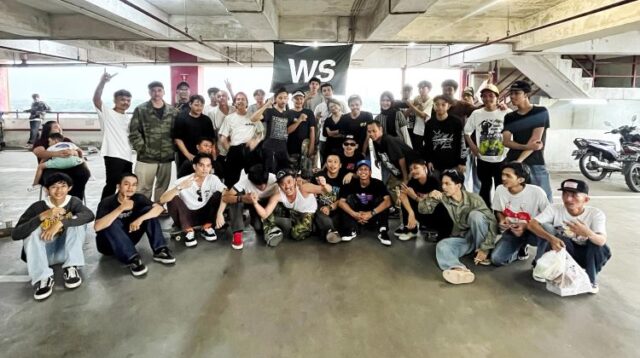 Puluhan anggota Komunitas Skateboard Cikarang berkumpul dalam sebuah acara bertajuk ‘Skateboarding Reunion’ yang digelar di area parkir Sentra Grosir Cikarang (SGC) pada Sabtu, 12 April 2025.