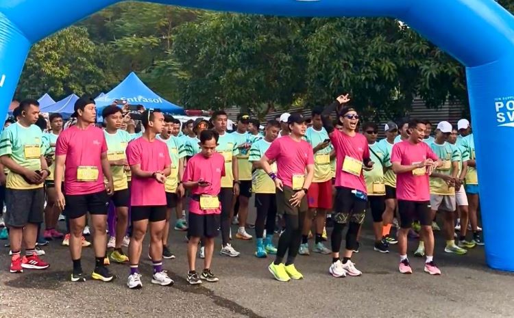 Ratusan peserta dari berbagai kalangan, mulai dari mahasiswa, komunitas lari, hingga masyarakat umum, memadati kawasan Ecopark Cikarang Timur, Kabupaten Bekasi. Para pelari menempuh rute sepanjang lima kilometer di acara acara lari 5K bertajuk Break Free Run 2025 yang digelar pada Minggu (11/05).