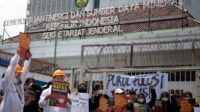 Puluhan warga dari pesisir utara Kabupaten Bekasi yang tergabung dalam berbagai komunitas dan organisasi masyarakat sipil menggelar aksi damai di depan Gedung Kementerian Energi dan Sumber Daya Mineral (ESDM) di Jakarta, Selasa (27/05) kemarin. Mereka menuntut penghentian operasional Pembangkit Listrik Tenaga Uap (PLTU) berbahan bakar batubara milik PT Cikarang Listrindo yang berlokasi di Babelan, Kabupaten Bekasi.