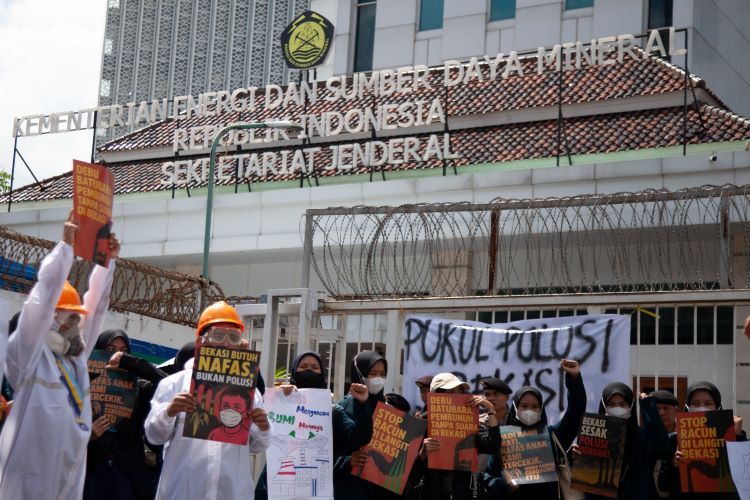 Puluhan warga dari pesisir utara Kabupaten Bekasi yang tergabung dalam berbagai komunitas dan organisasi masyarakat sipil menggelar aksi damai di depan Gedung Kementerian Energi dan Sumber Daya Mineral (ESDM) di Jakarta, Selasa (27/05) kemarin. Mereka menuntut penghentian operasional Pembangkit Listrik Tenaga Uap (PLTU) berbahan bakar batubara milik PT Cikarang Listrindo yang berlokasi di Babelan, Kabupaten Bekasi.