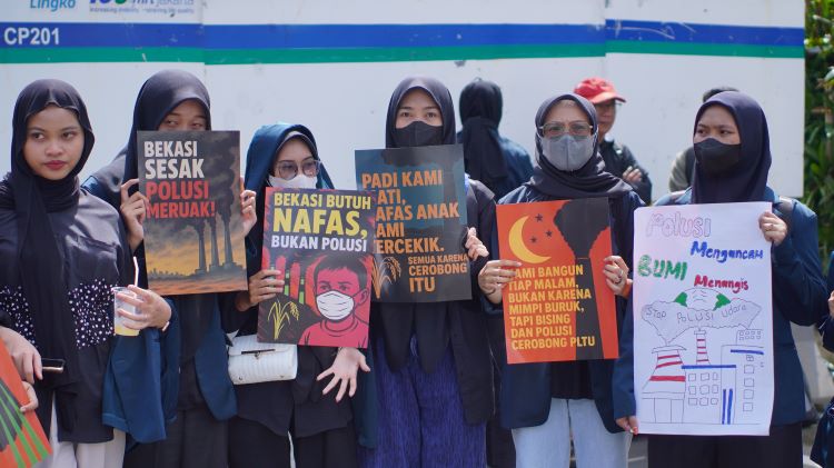 Dalam aksi damai yang disertai kampanye kreatif ini, warga menyuarakan keprihatinan mereka atas polusi udara yang ditimbulkan PLTU dan dampaknya terhadap kehidupan mereka sehari-hari.