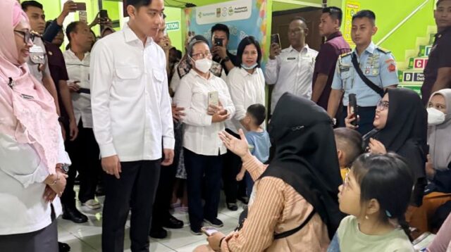 Wakil Presiden Republik Indonesia, Gibran Rakabuming, melakukan kunjungan kerja ke Puskesmas Mekarmukti di Kecamatan Cikarang Utara, Rabu (21/05). Dalam kunjungannya, Gibran meninjau langsung pelaksanaan program Cek Kesehatan Gratis (CKG) yang diselenggarakan untuk masyarakat.