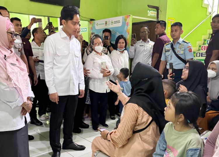 Wakil Presiden Republik Indonesia, Gibran Rakabuming, melakukan kunjungan kerja ke Puskesmas Mekarmukti di Kecamatan Cikarang Utara, Rabu (21/05). Dalam kunjungannya, Gibran meninjau langsung pelaksanaan program Cek Kesehatan Gratis (CKG) yang diselenggarakan untuk masyarakat.