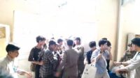 Kericuhan terjadi saat sejumlah pencari kerja berusaha merangsek masuk ke area Job Fair yang diselenggarakan di di Kawasan Jababeka, Kecamatan Cikarang Utara, Kabupaten Bekasi, Selasa (27/05).
