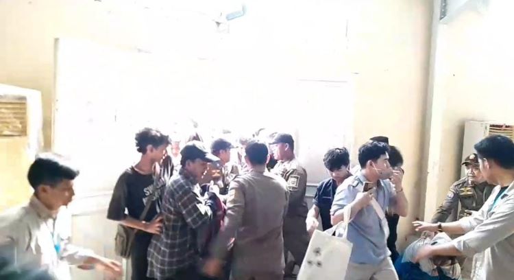 Kericuhan terjadi saat sejumlah pencari kerja berusaha merangsek masuk ke area Job Fair yang diselenggarakan di di Kawasan Jababeka, Kecamatan Cikarang Utara, Kabupaten Bekasi, Selasa (27/05).