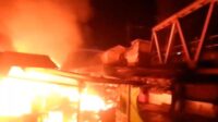 Kebakaran besar terjadi di lapak pedagang Pasar Bojong, Kp. Kedung Gede, Desa Bojongsari, Kecamatan Kedungwaringin, Kabupaten Bekasi, pada Selasa malam (20/05).