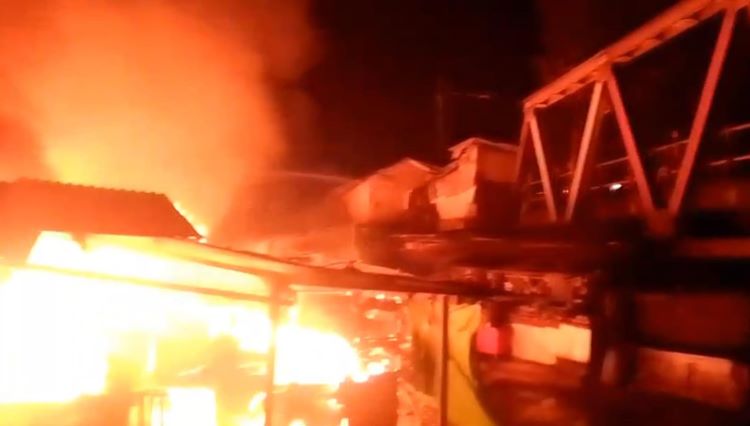 Kebakaran besar terjadi di lapak pedagang Pasar Bojong, Kp. Kedung Gede, Desa Bojongsari, Kecamatan Kedungwaringin, Kabupaten Bekasi, pada Selasa malam (20/05).