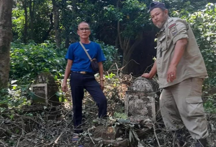 Kerkhof atau pemakaman Belanda yang terletak di Kampung Poponcol, Desa Cibarusah Kota, Kecamatan Cibarusah akan diusulkan untuk menjadi cagar budaya.